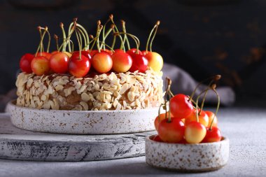 Taze kirazlı ev yapımı meyveli pasta.