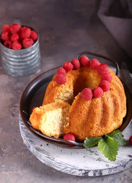 Okrągłe Ciasto Świeżymi Malinami Deser — Zdjęcie stockowe