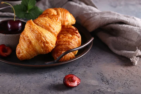 Croissants Frais Avec Confiture Pour Petit Déjeuner — Photo