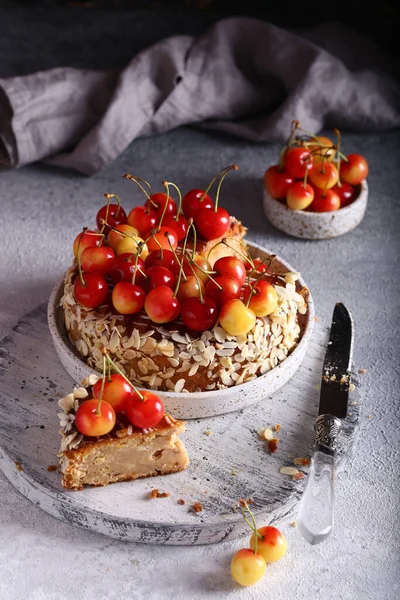 Zelfgemaakte Bessen Fruit Cake Met Verse Kers — Stockfoto
