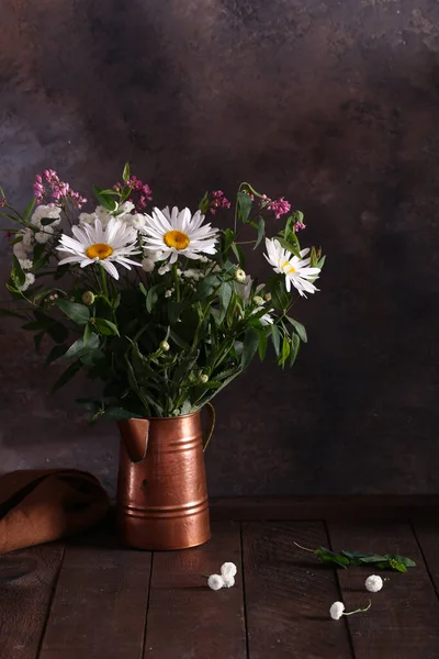 Strauß Von Gänseblümchen Und Wildblumen — Stockfoto