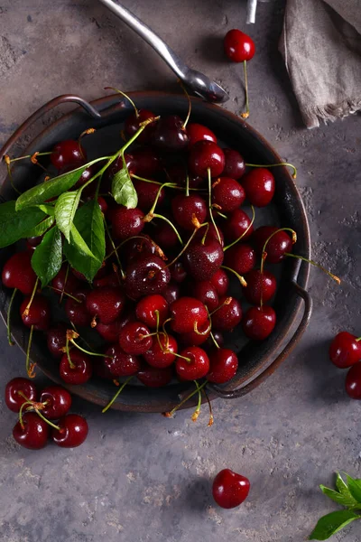 Verse Biologische Bessen Zoete Kers Een Houten Tafel — Stockfoto