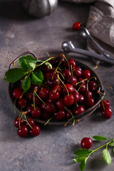 Verse Biologische Bessen Zoete Kers Een Houten Tafel — Stockfoto