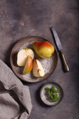 Tatlı olarak taze organik armut.