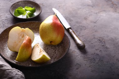 Tatlı olarak taze organik armut.
