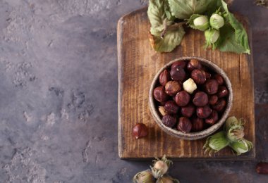 Sağlıklı beslenmek için doğal organik fındık.