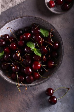 Tahta bir masada taze organik çilek tatlı kiraz