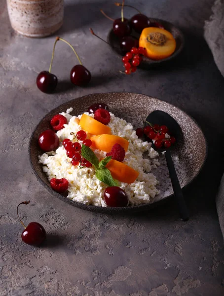 天然有机奶酪 带有浆果 用于健康饮食 — 图库照片