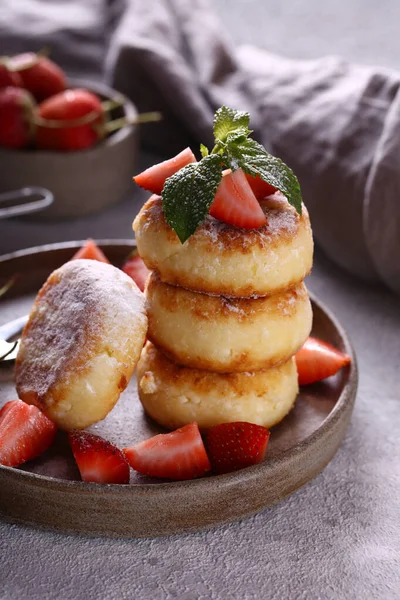 Tortitas Cuajada Con Bayas Frescas Para Desayuno —  Fotos de Stock