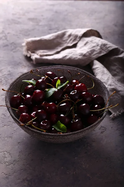 Verse Biologische Bessen Zoete Kers Een Houten Tafel — Stockfoto