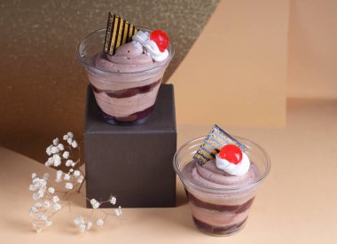 Renkli bir arka planda bardakta çikolatalı tatlı