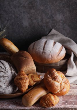 Fırında taze ekmek ve çörekler.