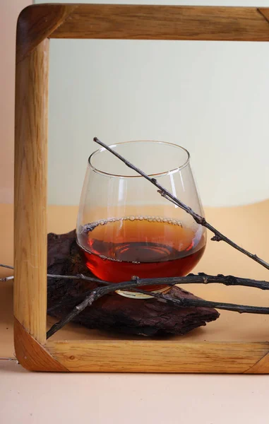 Glas Mit Brandy Whisky Auf Natürlichem Hintergrund — Stockfoto