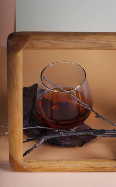 Glas Mit Brandy Whisky Auf Natürlichem Hintergrund — Stockfoto