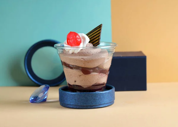 彩色背景的杯子里的巧克力甜点 — 图库照片