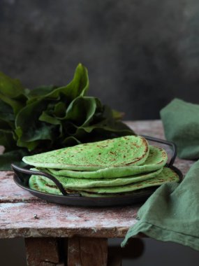 Sağlıklı beslenmek için ıspanaklı yeşil pita ekmeği.