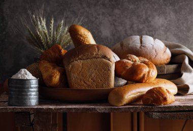 Fırında taze ekmek ve çörekler.