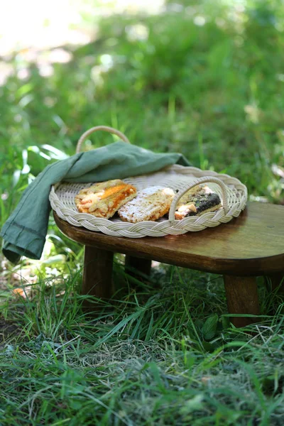 Piknik Żywności Przyrodzie Zielonej Trawie — Zdjęcie stockowe