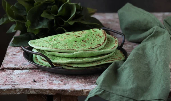 Pão Pita Verde Com Espinafre Para Uma Dieta Saudável — Fotografia de Stock