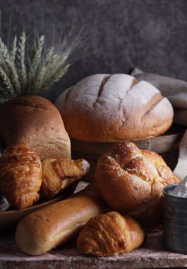 Fırında taze ekmek ve çörekler.