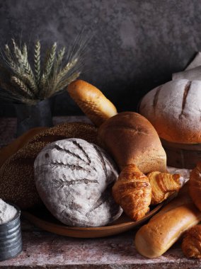 Fırında taze ekmek ve çörekler.