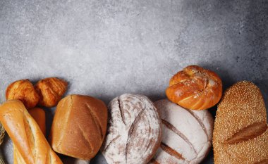 Fırında taze ekmek ve çörekler.