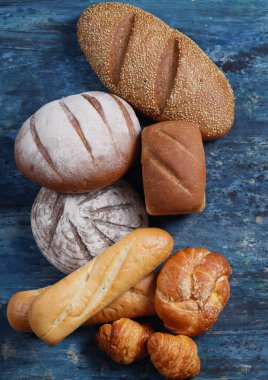 Fırında taze ekmek ve çörekler.