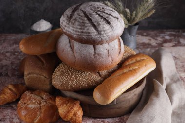 Fırında taze ekmek ve çörekler.