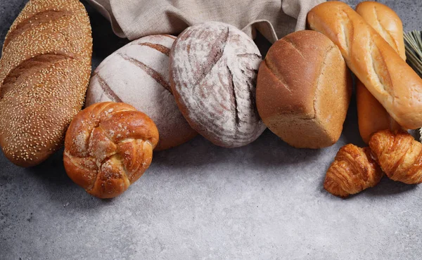 Sortiment Bagerifärskt Bröd Och Färska Bullar — Stockfoto