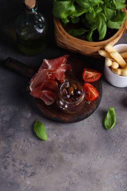 İtalyan antipasto aperatifleri prosciutto zeytin fesleğeni