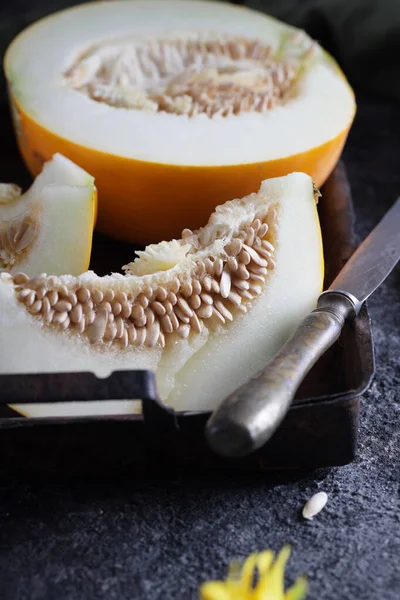 Melon Frais Mûr Tranché Sur Table — Photo