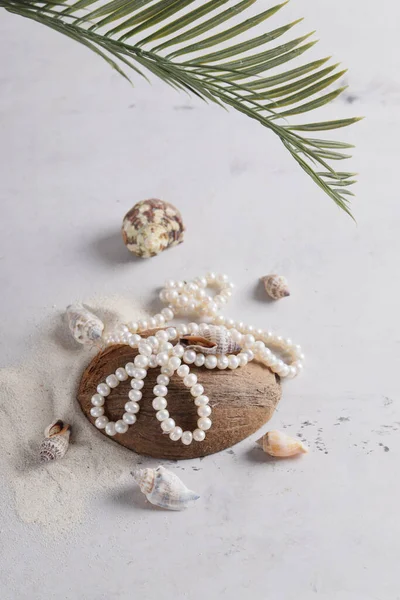 海滩上的现代风格珍珠 — 图库照片