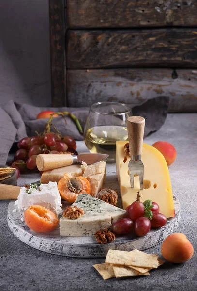 Cheese Board Grapes Nuts — Stock Photo, Image