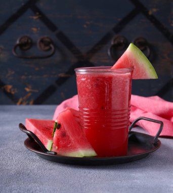 Olgun taze karpuz püresi bardakta