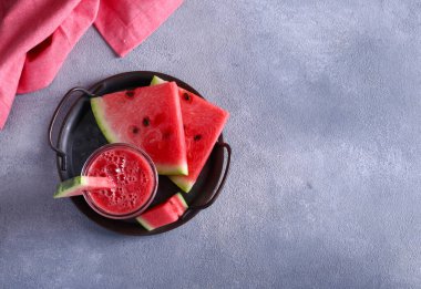 Olgun taze karpuz püresi bardakta