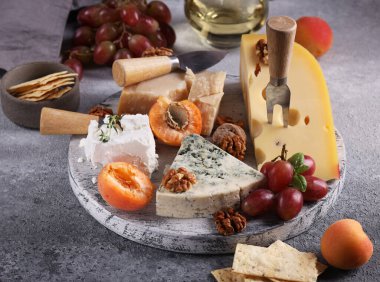 Üzüm ve fındıklı peynir tahtası