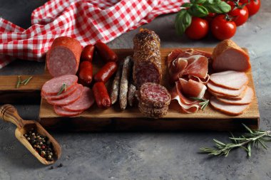 Tahtada sosis ve jambon çeşitleri var.