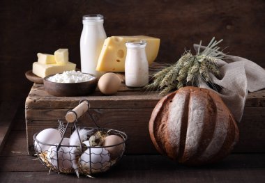 Süt ürünleri ahşap tahtada