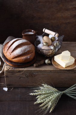 Ahşap bir arka planda ekmek ve tereyağlı kırsal yaşam