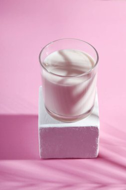 Sütlü bardak modern natürmort