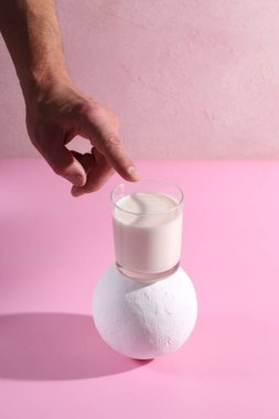 Sütlü bardak modern natürmort