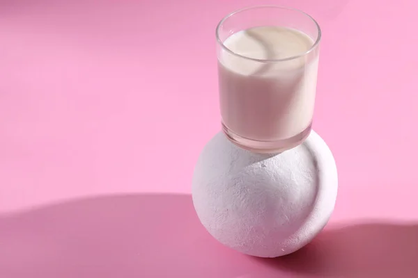 牛乳を使った現代的な静物画です — ストック写真