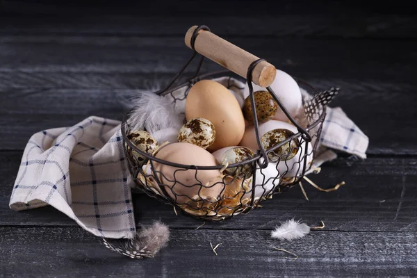 Ovos Orgânicos Uma Cesta Uma Mesa Madeira — Fotografia de Stock