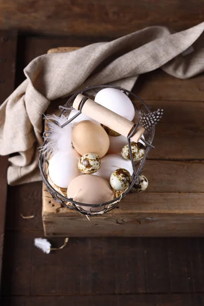 Huevos Orgánicos Una Cesta Sobre Una Mesa Madera — Foto de Stock