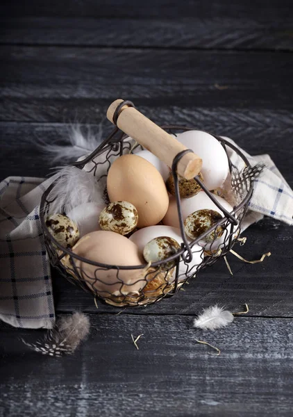 Ovos Orgânicos Uma Cesta Uma Mesa Madeira — Fotografia de Stock