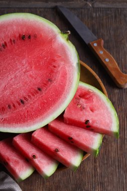 Parçalara ayrılmış taze organik karpuz.