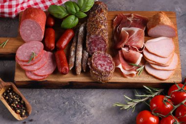 Tahtada sosis ve jambon çeşitleri var.