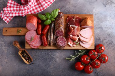Tahtada sosis ve jambon çeşitleri var.