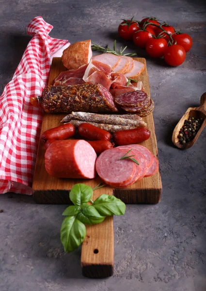 Variedade Salsichas Presunto Tábua Madeira — Fotografia de Stock