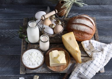 Süt ürünleri ahşap tahtada